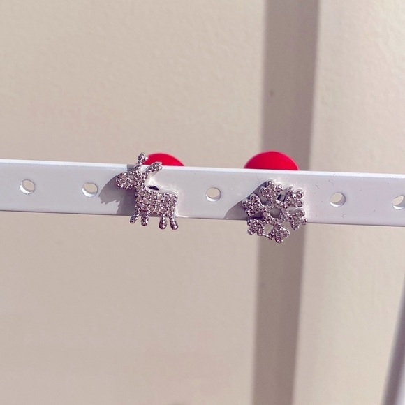 ✅🆕Langston Xmas earrings, reindeer/snowflake & rhinestones & big red ball back🎄 - Picture 2 of 4